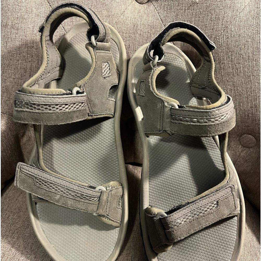 Men’s Tiva Velcro sandals, size 11. Good pre-enjoyed condition.